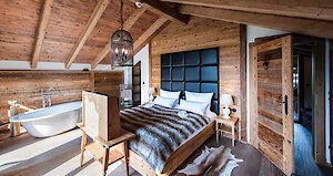 Schlafzimmer mit freistehender Badewanne